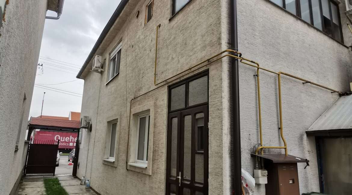 Restoran 151m2 + stambeni objekat  150m2+ plac 12 ari u Novoj Pazovi