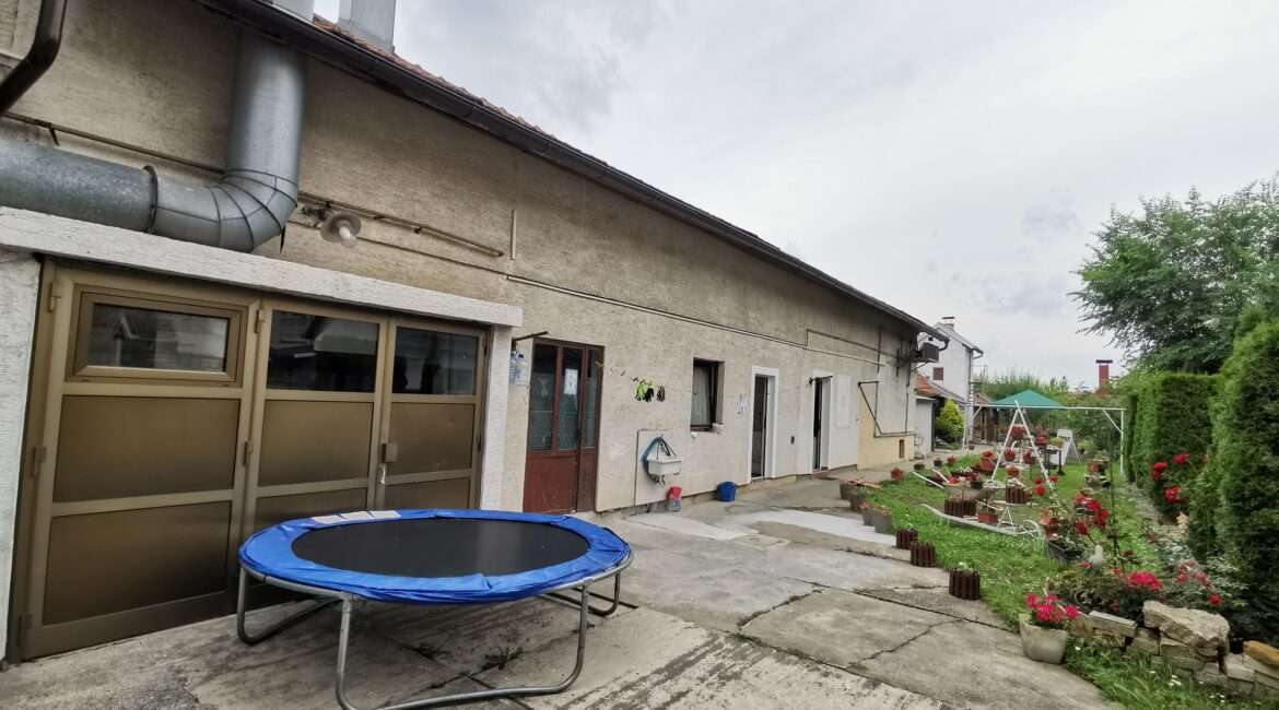 Restoran 151m2 + stambeni objekat  150m2+ plac 12 ari u Novoj Pazovi