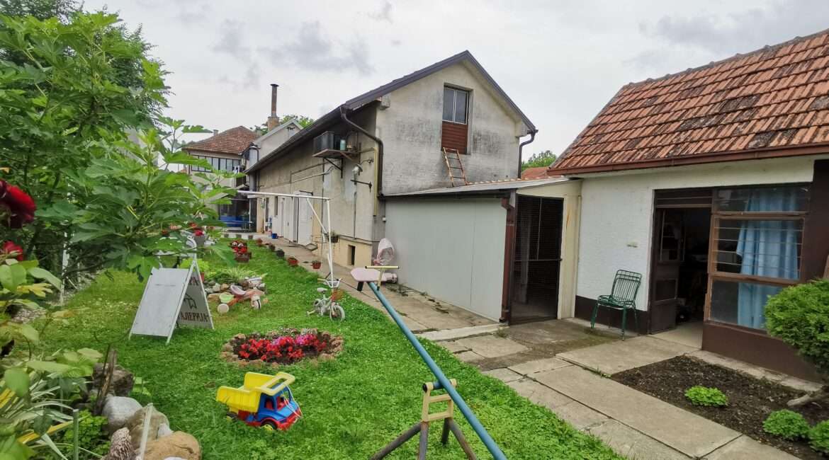 Restoran 151m2 + stambeni objekat  150m2+ plac 12 ari u Novoj Pazovi