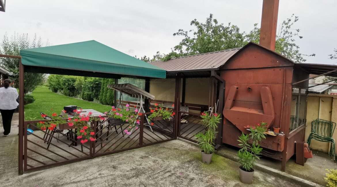 Restoran 151m2 + stambeni objekat  150m2+ plac 12 ari u Novoj Pazovi