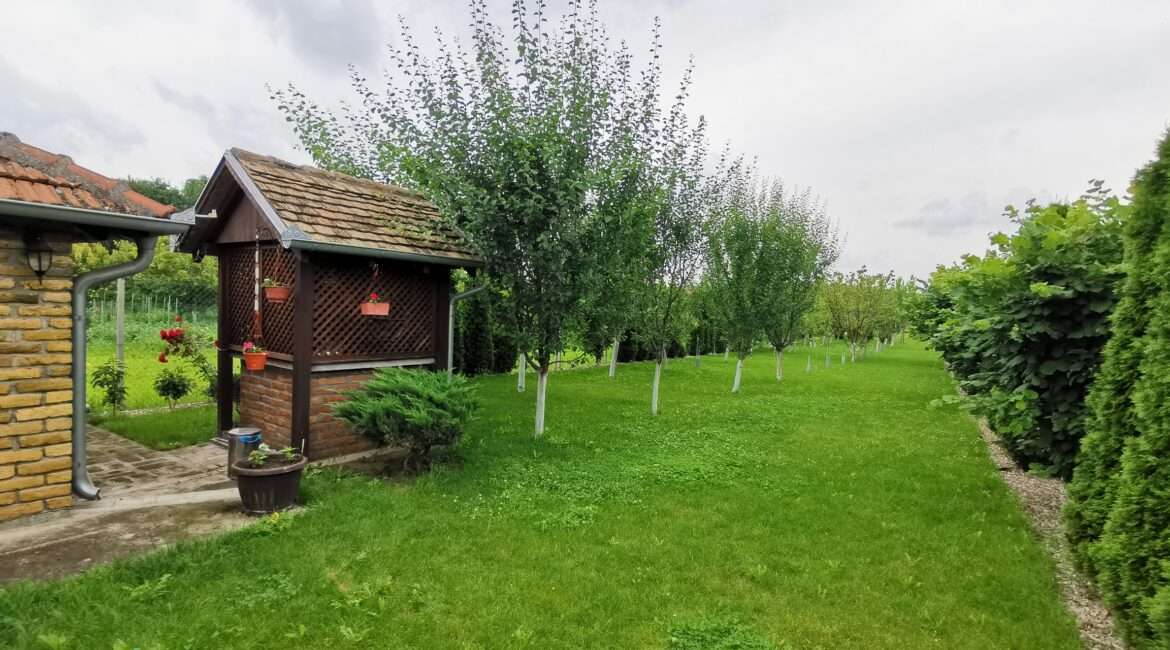 Restoran 151m2 + stambeni objekat  150m2+ plac 12 ari u Novoj Pazovi