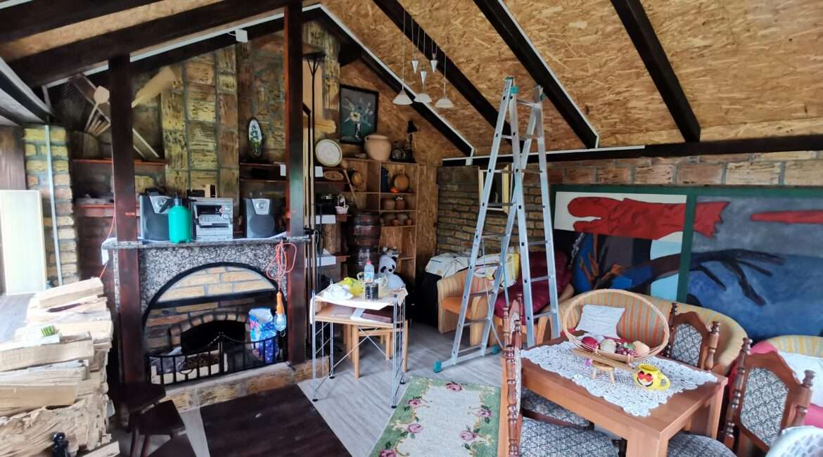 Restoran 151m2 + stambeni objekat  150m2+ plac 12 ari u Novoj Pazovi
