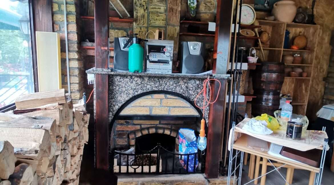 Restoran 151m2 + stambeni objekat  150m2+ plac 12 ari u Novoj Pazovi