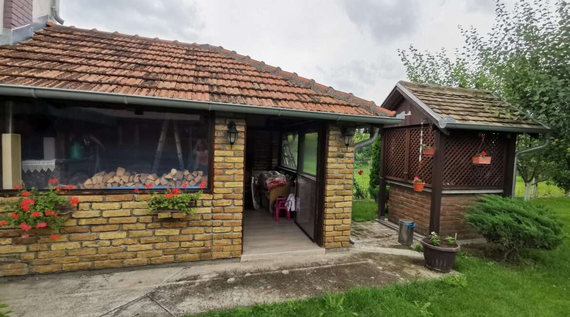 Restoran 151m2 + stambeni objekat  150m2+ plac 12 ari u Novoj Pazovi