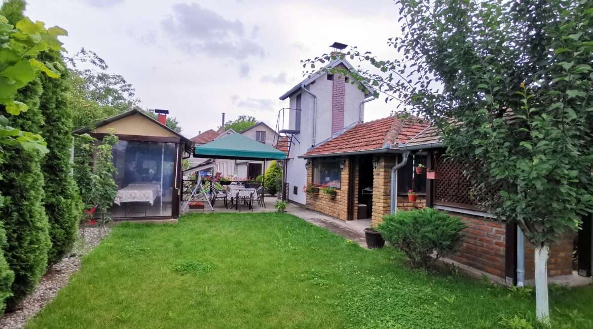 Restoran 151m2 + stambeni objekat  150m2+ plac 12 ari u Novoj Pazovi