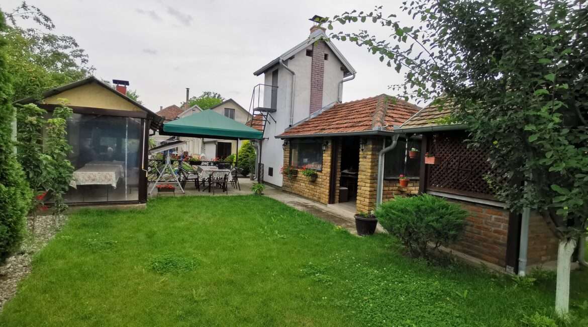 Restoran 151m2 + stambeni objekat  150m2+ plac 12 ari u Novoj Pazovi
