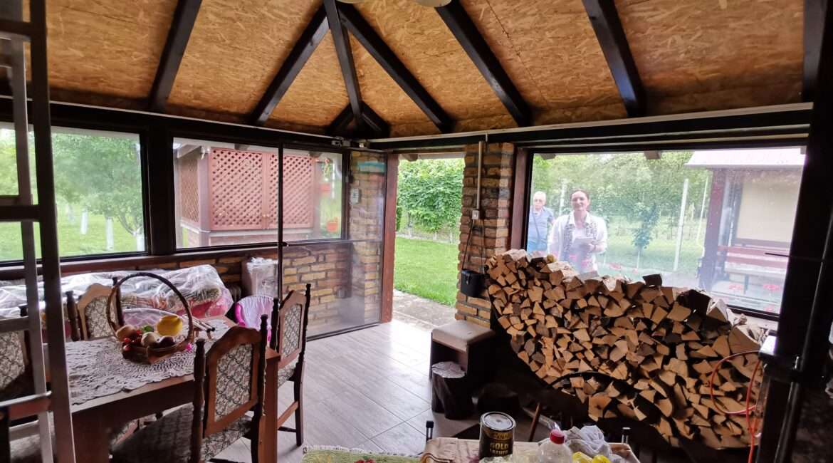 Restoran 151m2 + stambeni objekat  150m2+ plac 12 ari u Novoj Pazovi