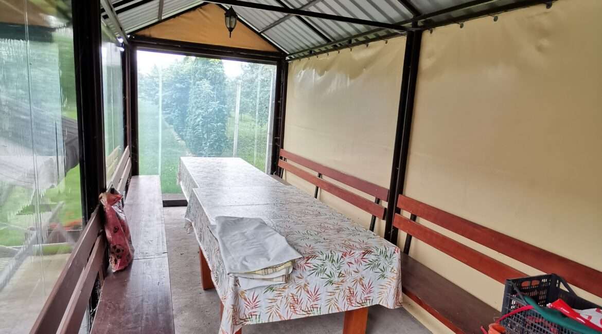 Restoran 151m2 + stambeni objekat  150m2+ plac 12 ari u Novoj Pazovi