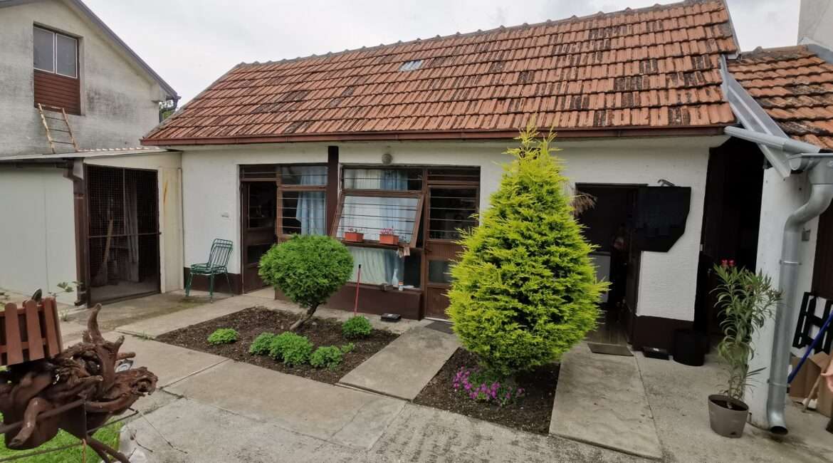 Restoran 151m2 + stambeni objekat  150m2+ plac 12 ari u Novoj Pazovi