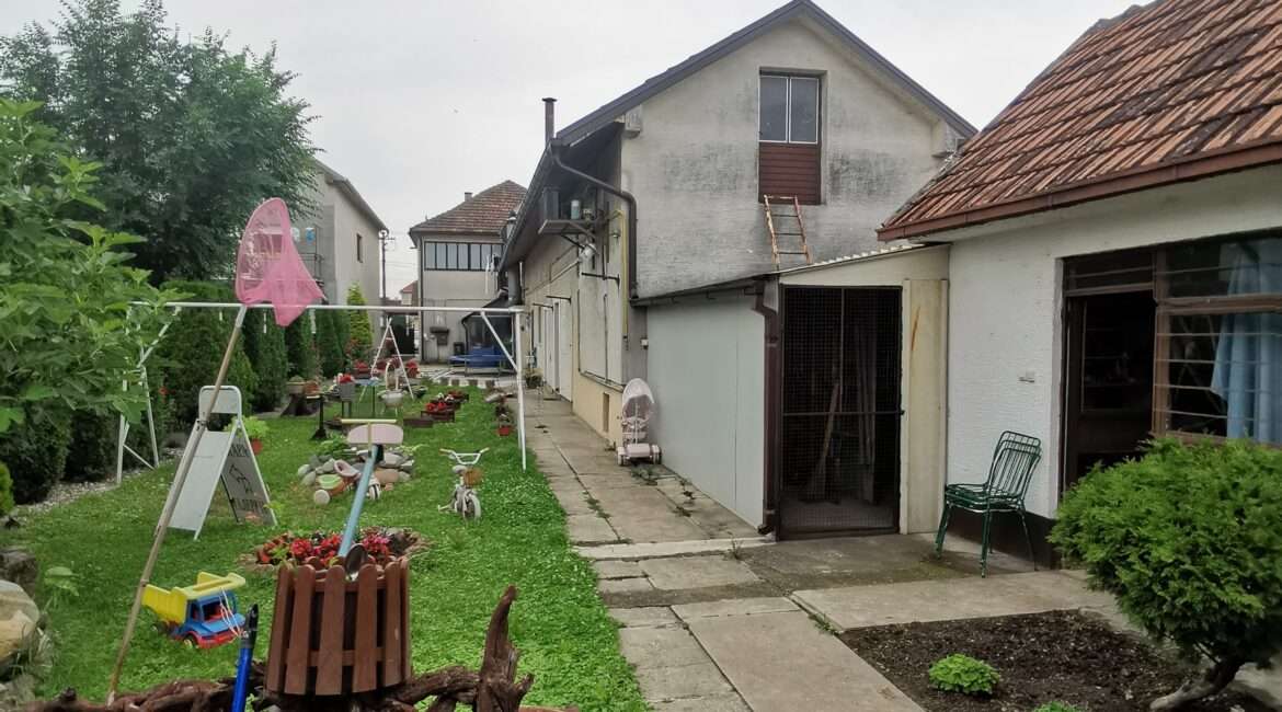 Restoran 151m2 + stambeni objekat  150m2+ plac 12 ari u Novoj Pazovi