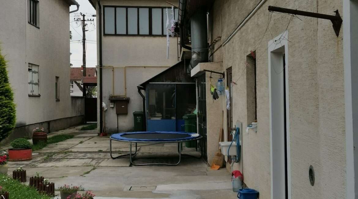 Restoran 151m2 + stambeni objekat  150m2+ plac 12 ari u Novoj Pazovi