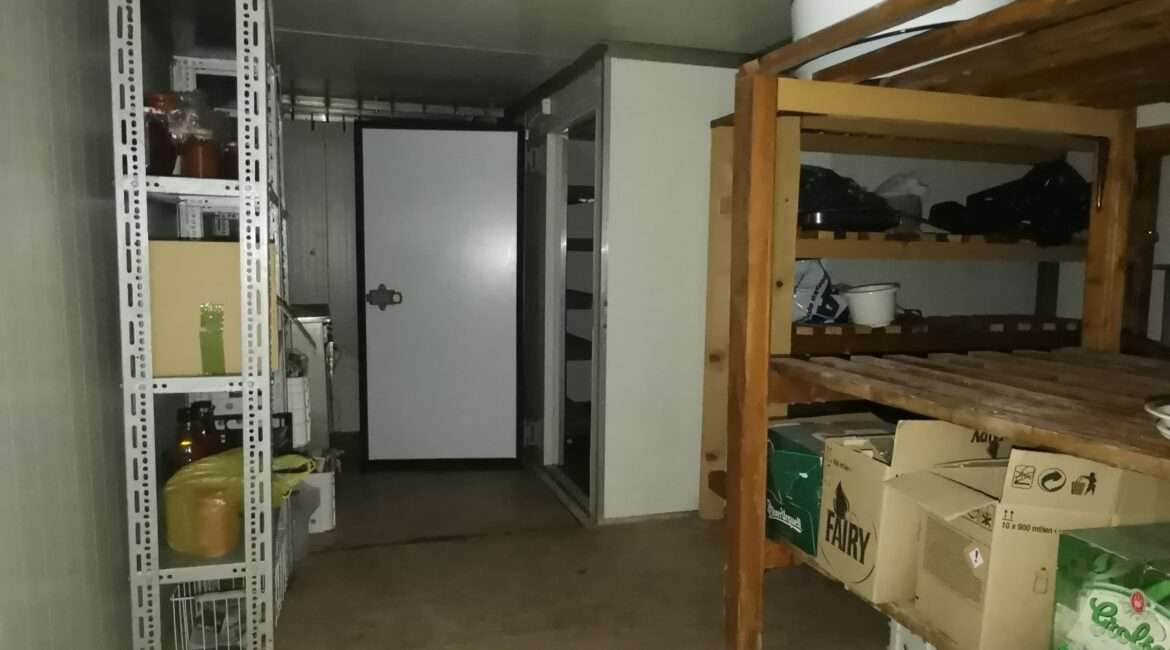 Restoran 151m2 + stambeni objekat  150m2+ plac 12 ari u Novoj Pazovi
