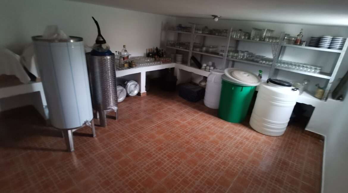 Restoran 151m2 + stambeni objekat  150m2+ plac 12 ari u Novoj Pazovi