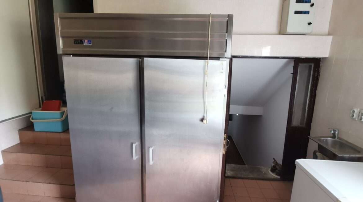 Restoran 151m2 + stambeni objekat  150m2+ plac 12 ari u Novoj Pazovi