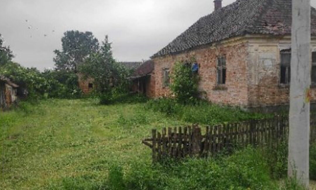 Prodaje se plac 14 ari i  kuća od 60m2-Bogosavac