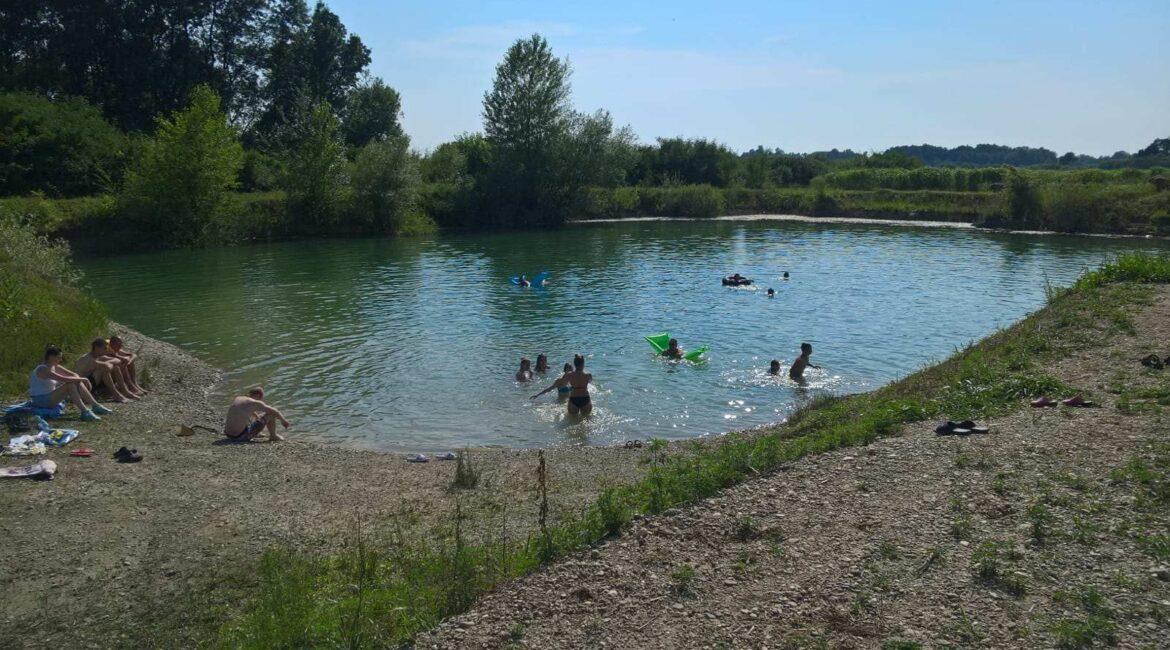 Retko u ponudi! Prodaje se parcela sa jezerom u Majuru kod Šapca