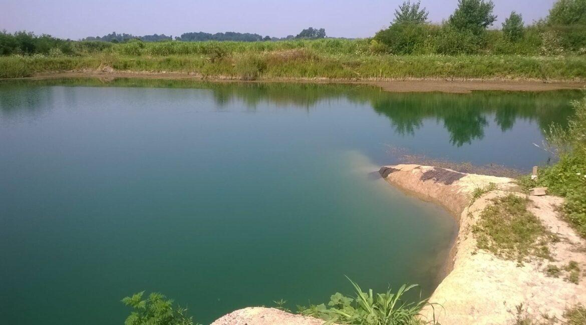 Retko u ponudi! Prodaje se parcela sa jezerom u Majuru kod Šapca