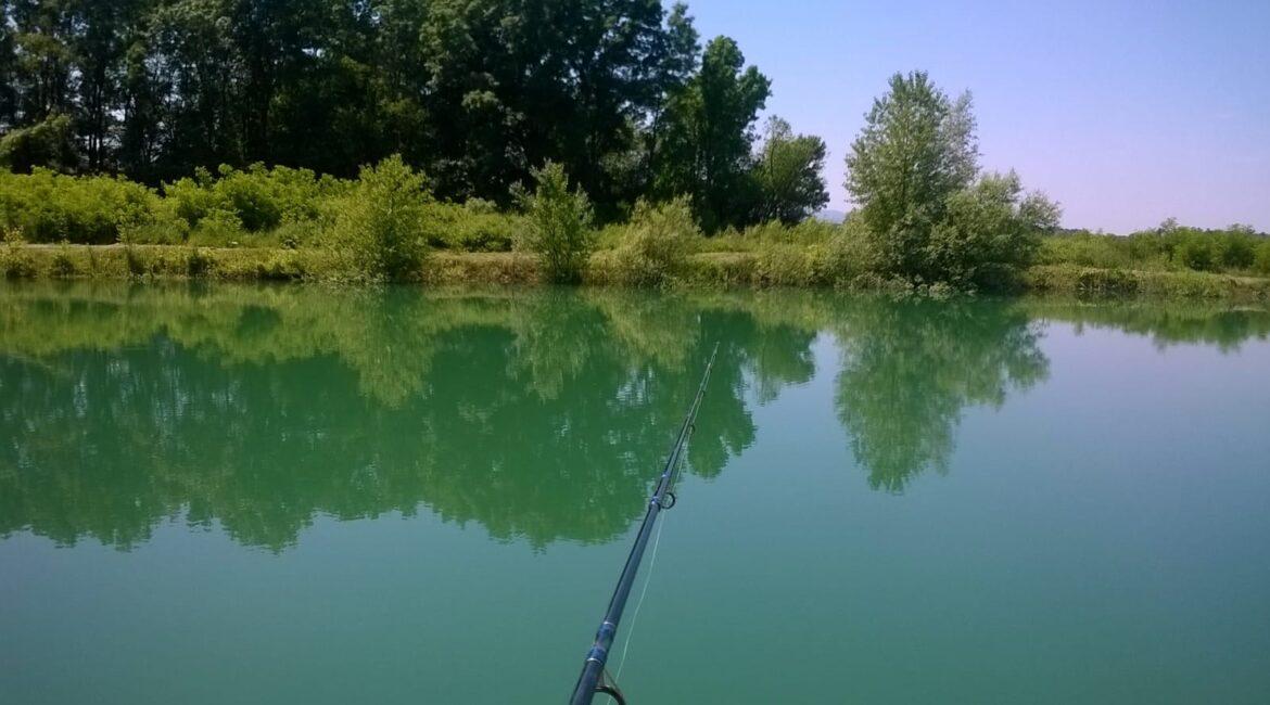 Retko u ponudi! Prodaje se parcela sa jezerom u Majuru kod Šapca