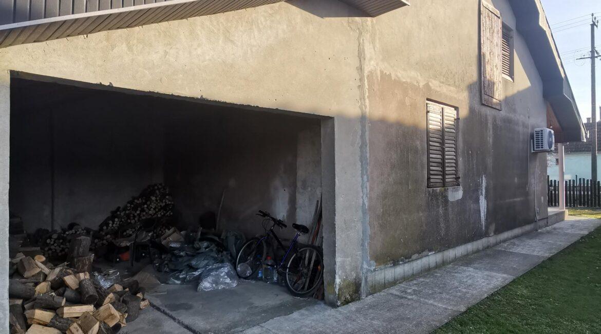 Kuća prizemna površine od 68m2 na placu površine od 2.44ara-Klenak