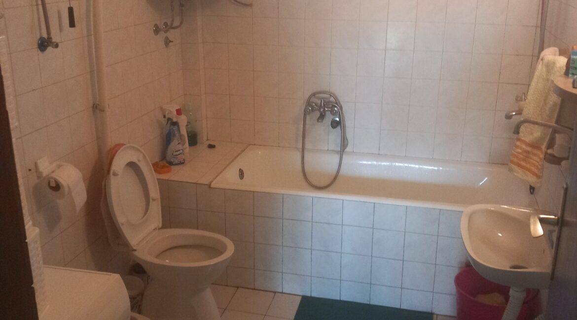 Na prodaju kuća sa okućnicom u selu Glušci, Bogatić