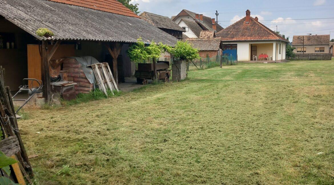 Na prodaju kuća sa okućnicom u selu Glušci, Bogatić