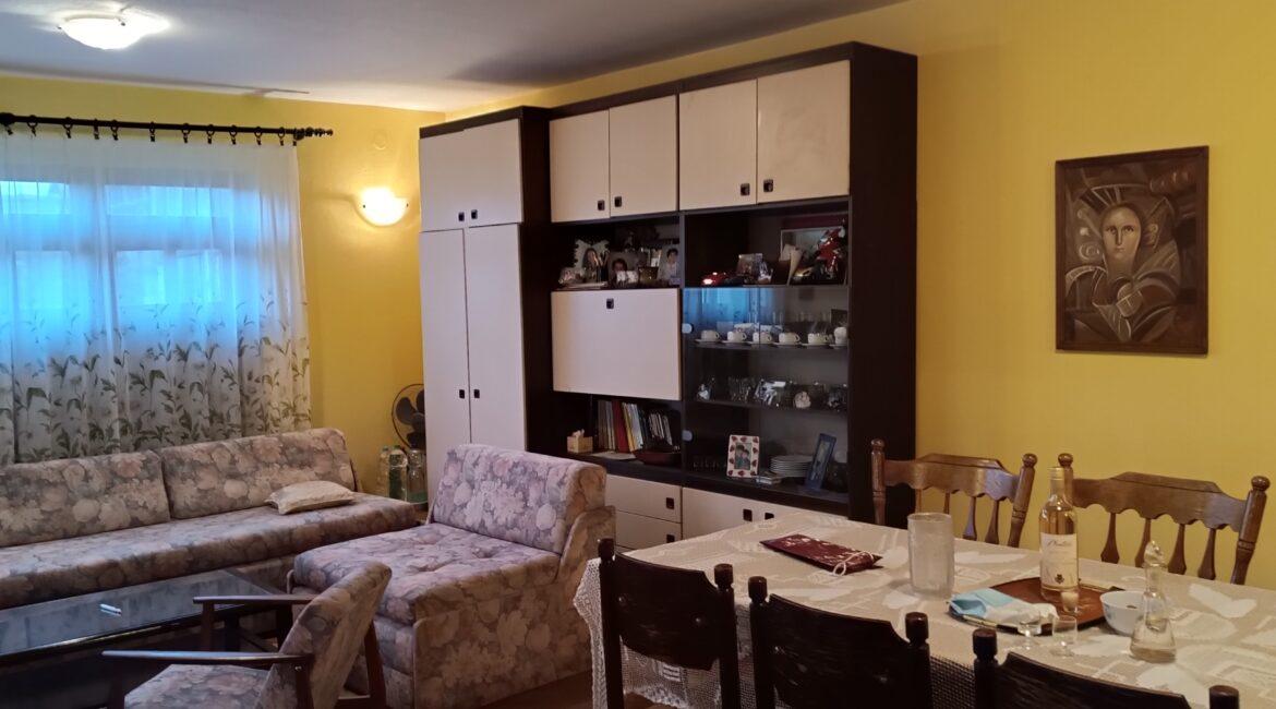 Na prodaju kuća sa okućnicom u selu Glušci, Bogatić