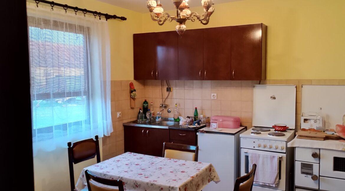 Na prodaju kuća sa okućnicom u selu Glušci, Bogatić