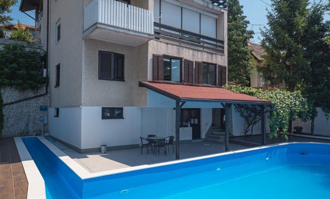 Stambeni objekat Po+P+2 sa bazenom površine od 348m2 na  placu od 5,88 ari-Loznica