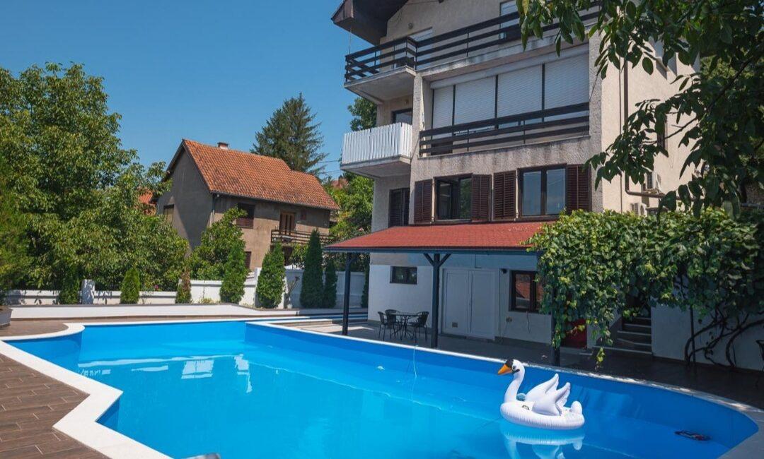 Stambeni objekat Po+P+2 sa bazenom površine od 348m2 na  placu od 5,88 ari-Loznica