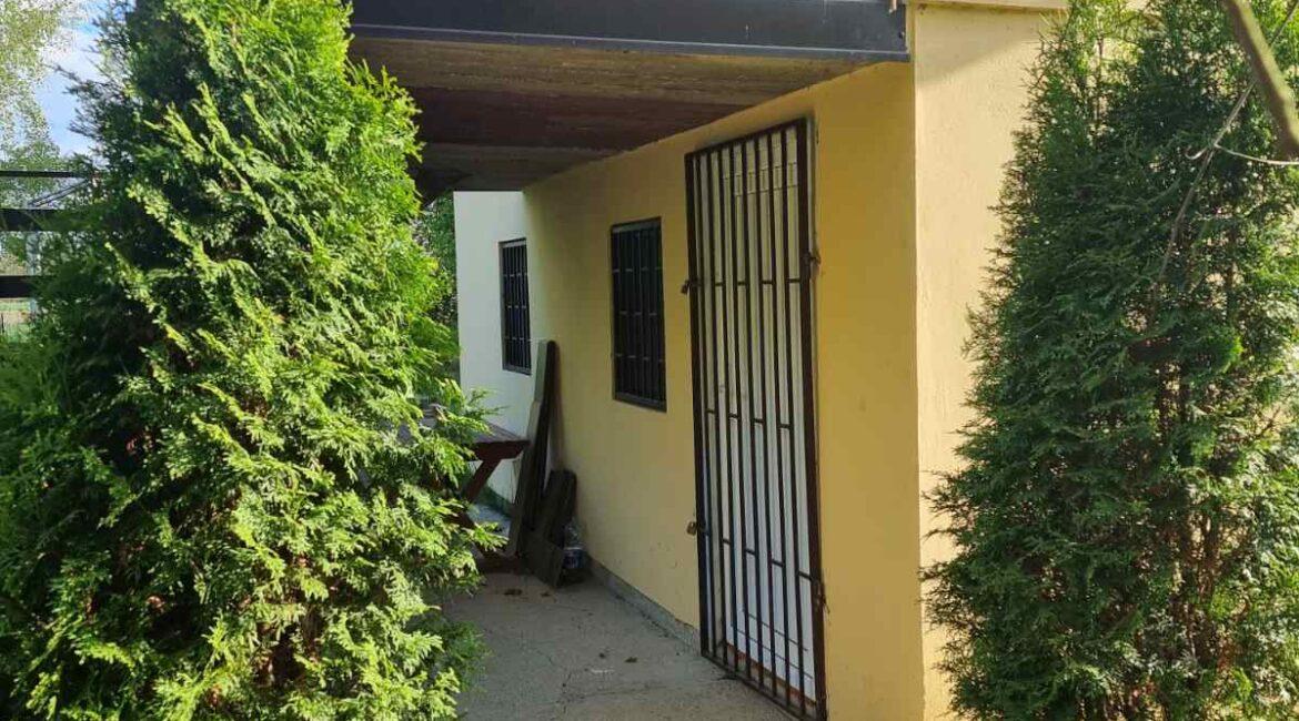 Vikendica površine od 60m2 na placu od 14 ari na reci Drini-Crna Bara