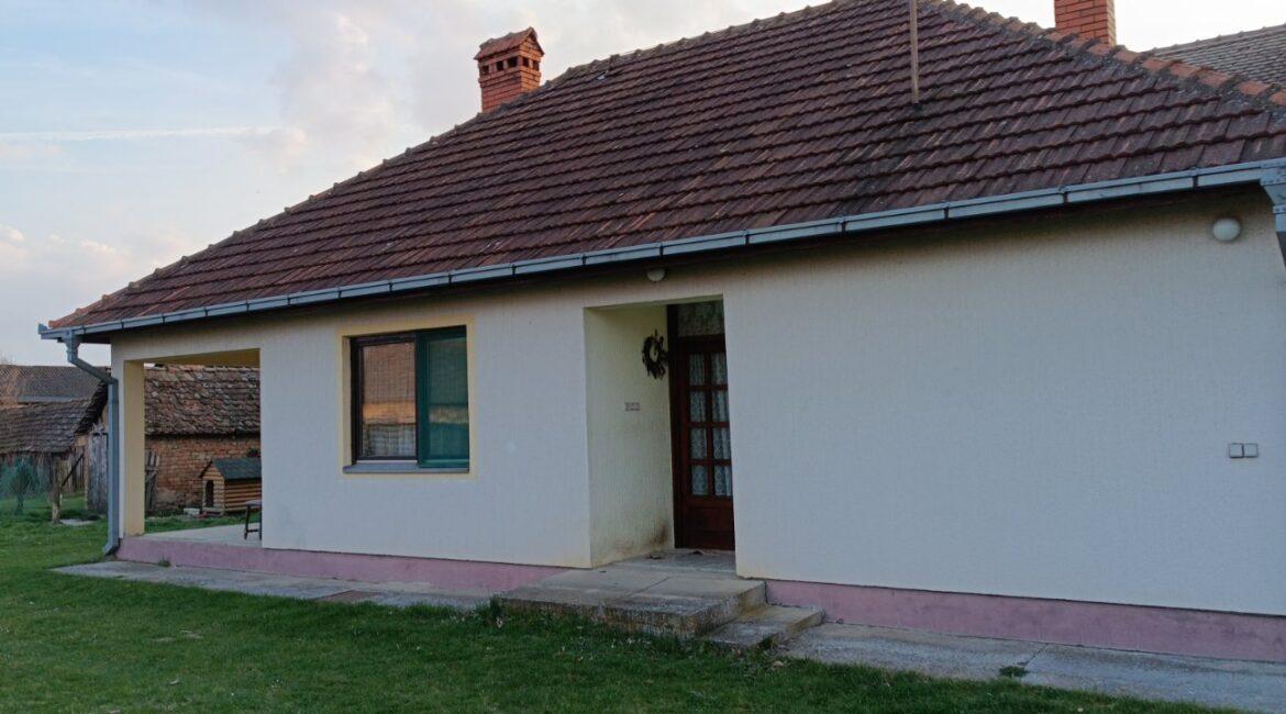 Na prodaju kuća sa okućnicom u selu Glušci, Bogatić