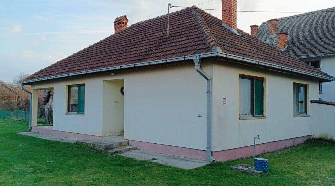 Na prodaju kuća sa okućnicom u selu Glušci, Bogatić