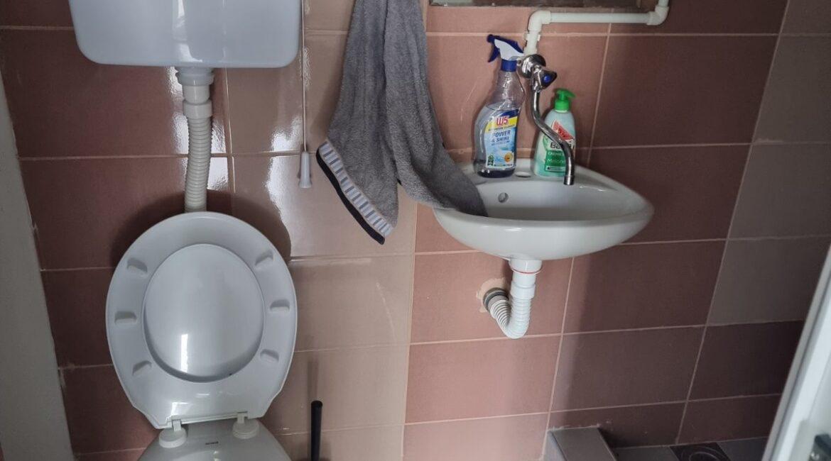 Vikendica površine od 60m2 na placu od 14 ari na reci Drini-Crna Bara