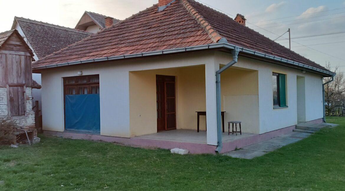 Na prodaju kuća sa okućnicom u selu Glušci, Bogatić