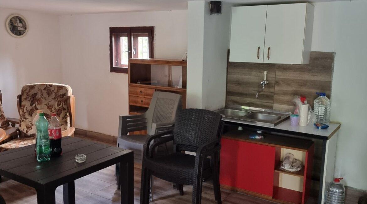 Vikendica površine od 60m2 na placu od 14 ari na reci Drini-Crna Bara