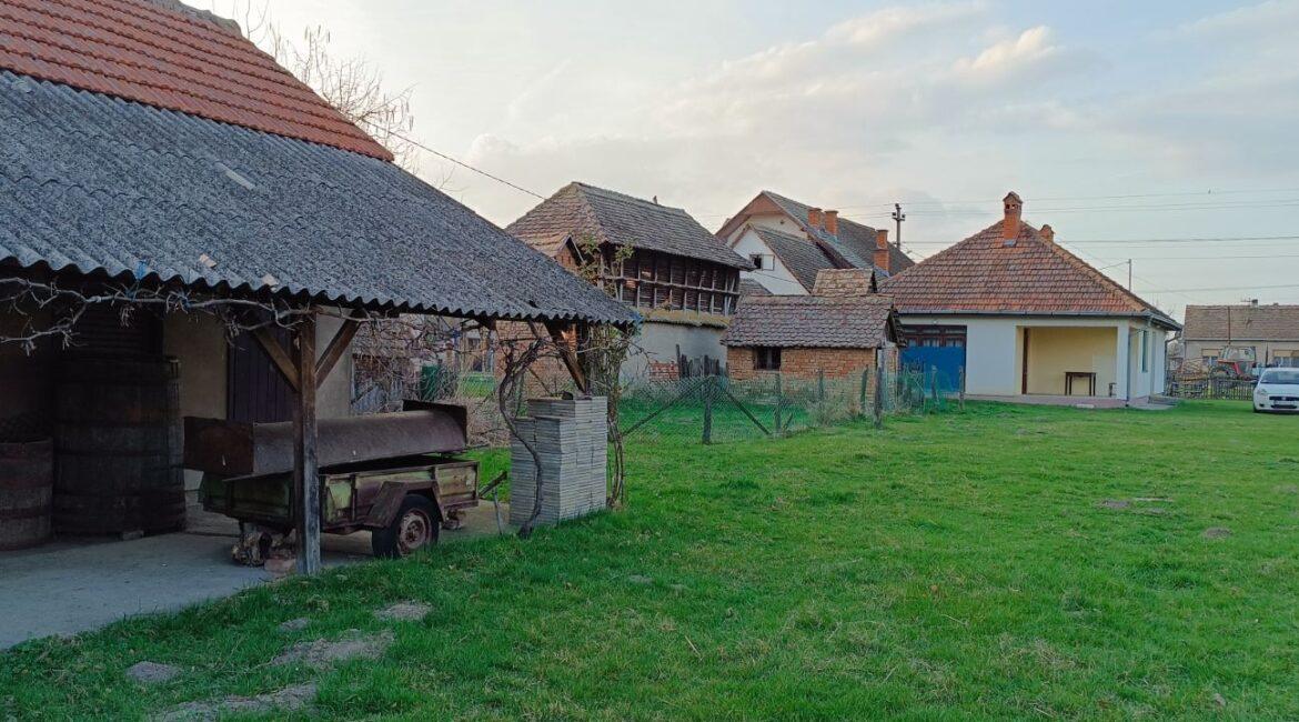 Na prodaju kuća sa okućnicom u selu Glušci, Bogatić