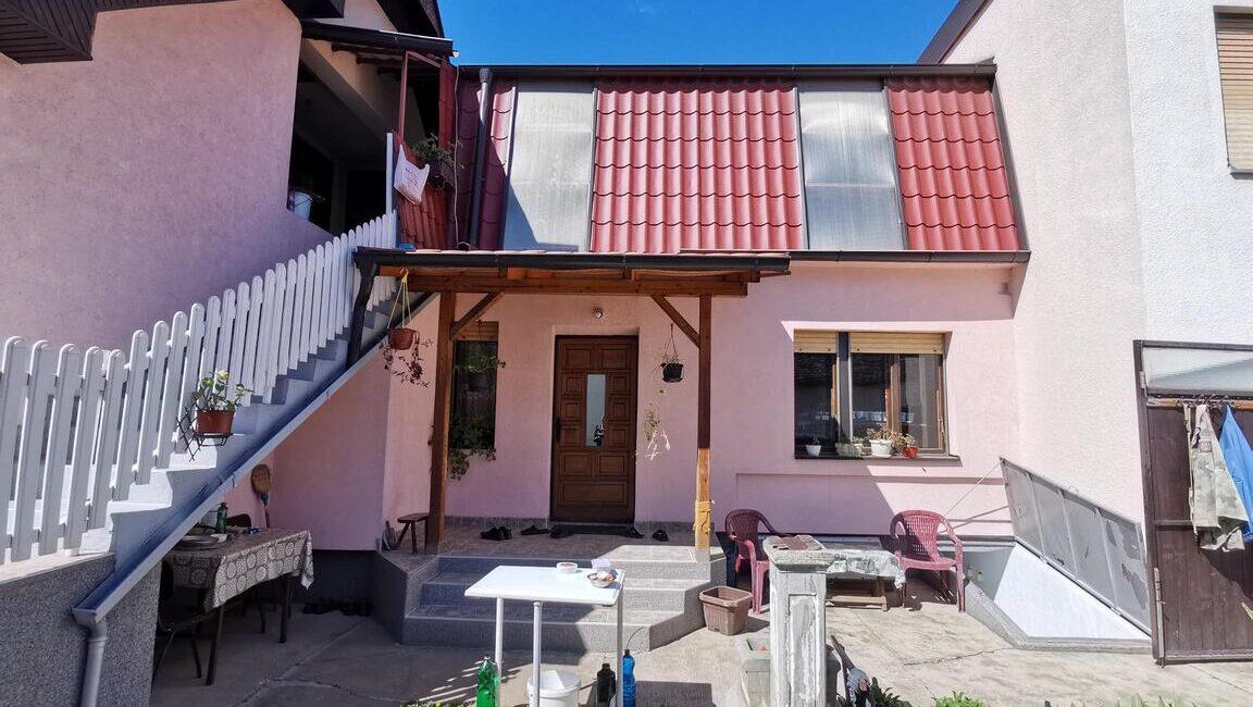 Prodaje se Kuća površine od 219m2 na placu od 5,42 ara-Šabac