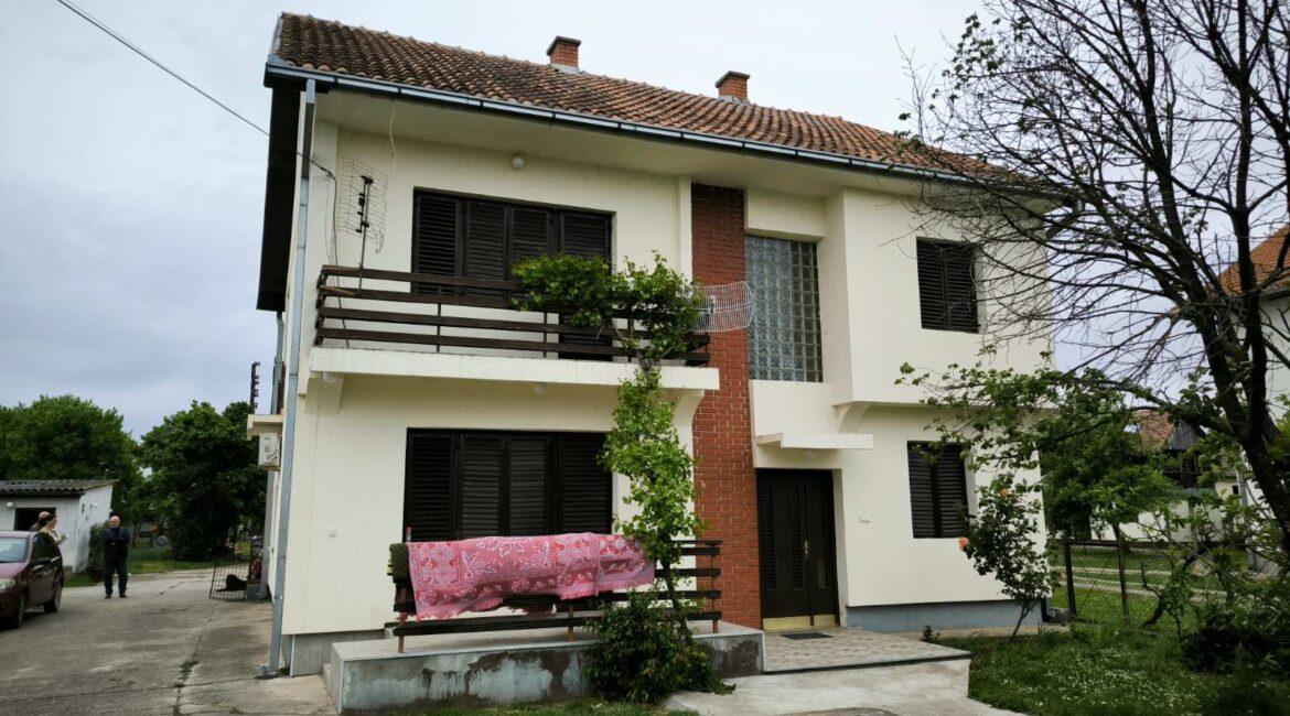 Kuća površine od 240m2+stara kuća od 103m2+pomoćni objekti od 458m2 na parcelama od 82,56 ari u Bogatiću