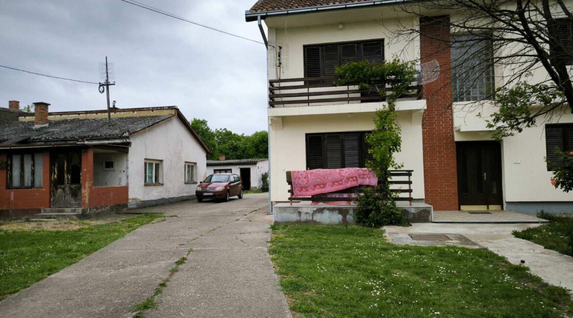 Kuća površine od 240m2+stara kuća od 103m2+pomoćni objekti od 458m2 na parcelama od 82,56 ari u Bogatiću