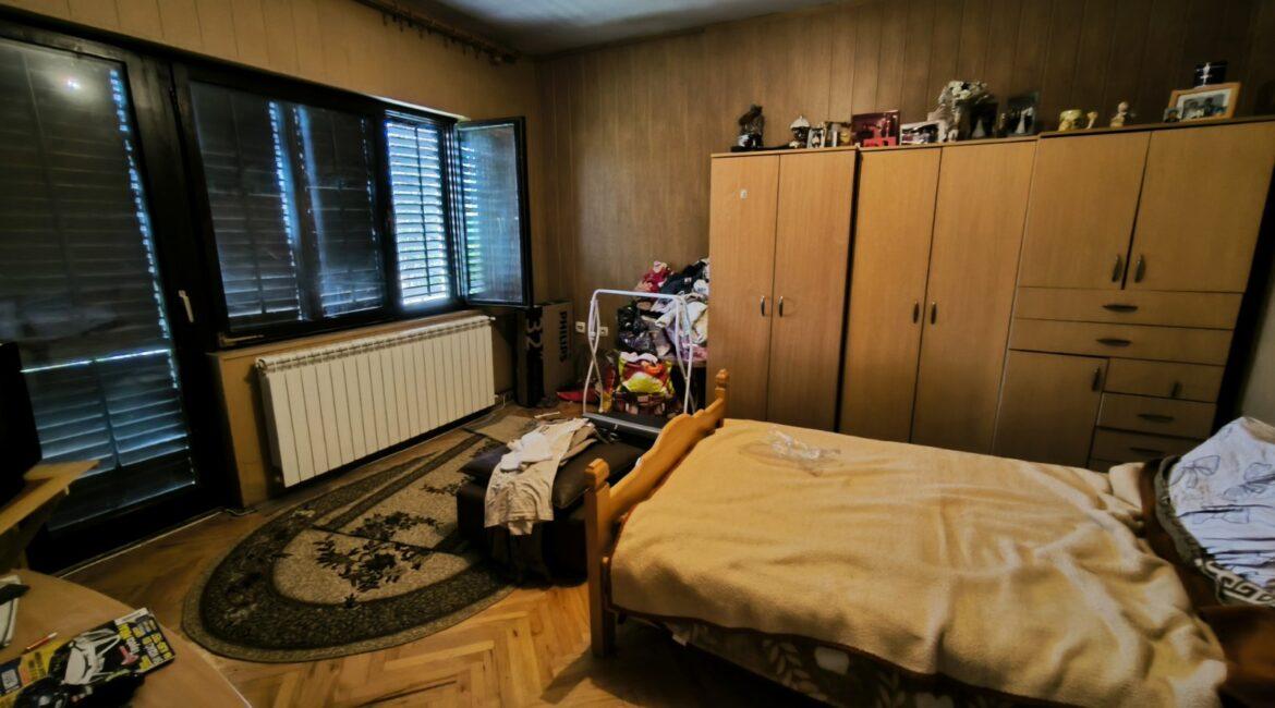 Kuća površine od 240m2+stara kuća od 103m2+pomoćni objekti od 458m2 na parcelama od 82,56 ari u Bogatiću