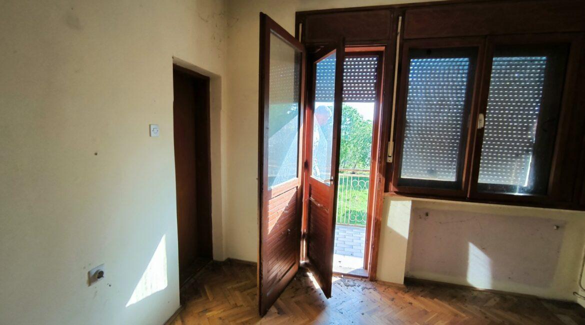 Kuća površine od 350m2 na placu od 27,57ari + voćnjak od 40,23ari-Štitar