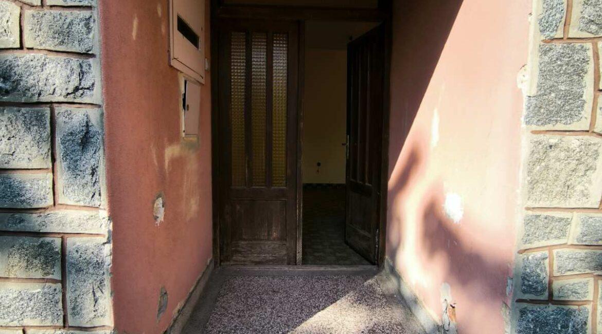 Kuća površine od 350m2 na placu od 27,57ari + voćnjak od 40,23ari-Štitar
