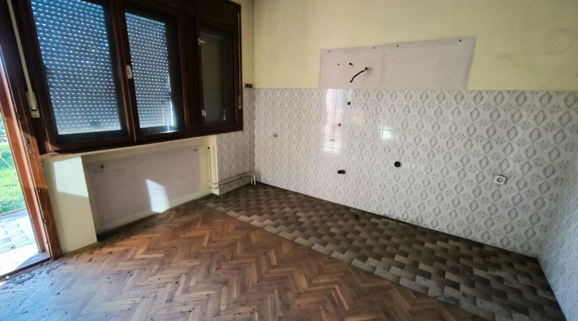 Kuća površine od 350m2 na placu od 27,57ari + voćnjak od 40,23ari-Štitar