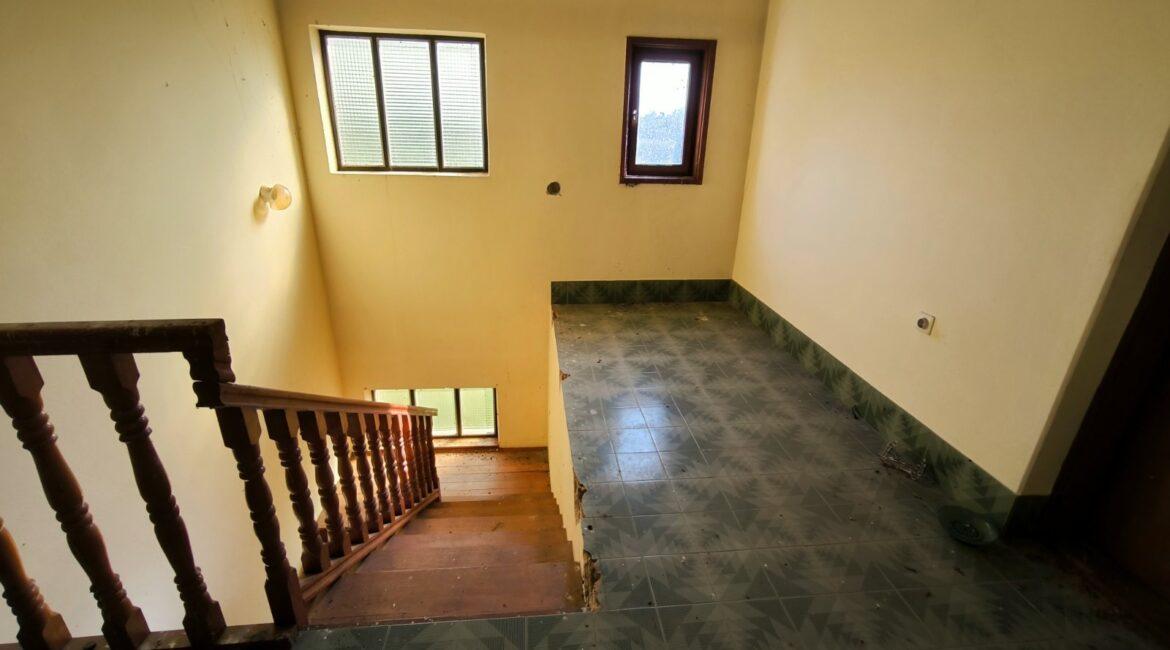 Kuća površine od 350m2 na placu od 27,57ari + voćnjak od 40,23ari-Štitar