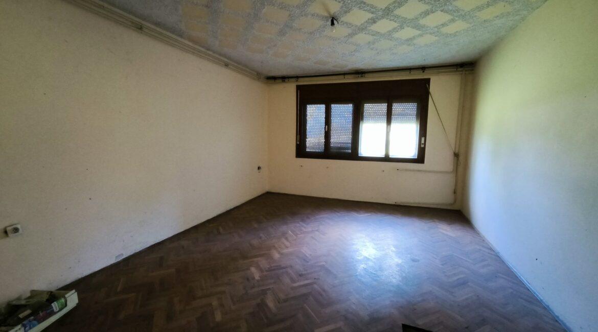 Kuća površine od 350m2 na placu od 27,57ari + voćnjak od 40,23ari-Štitar