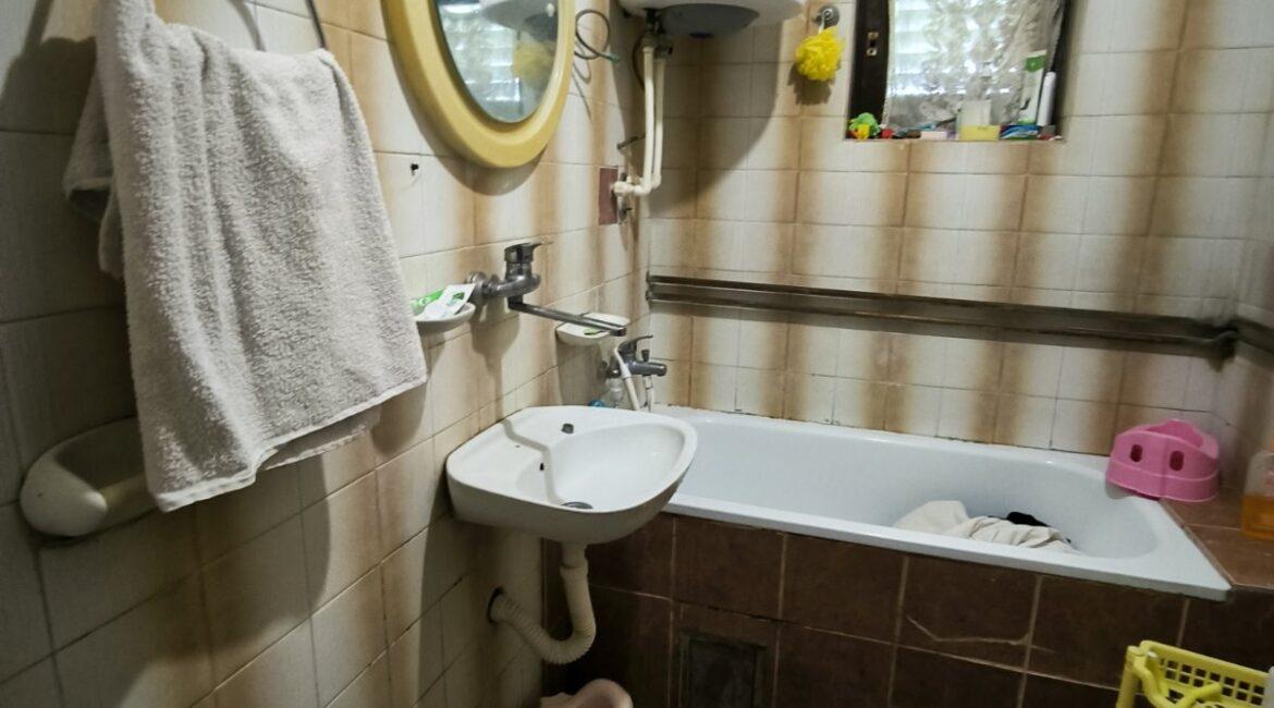Kuća površine od 240m2+stara kuća od 103m2+pomoćni objekti od 458m2 na parcelama od 82,56 ari u Bogatiću