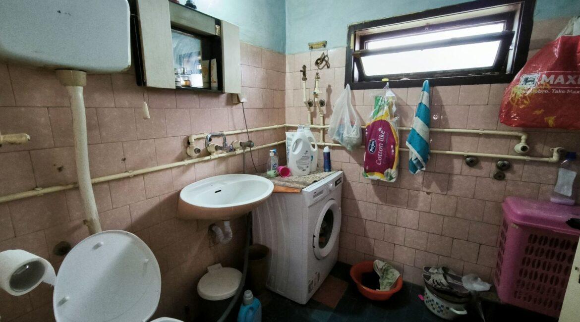 Kuća površine od 240m2+stara kuća od 103m2+pomoćni objekti od 458m2 na parcelama od 82,56 ari u Bogatiću