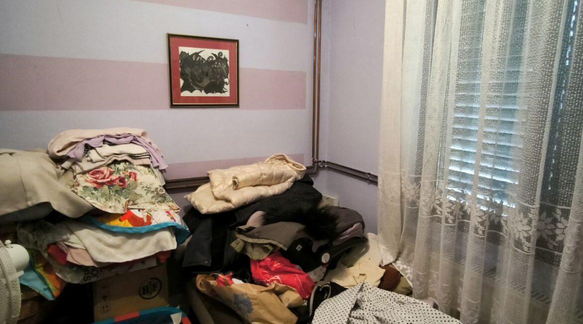 Kuća površine od 240m2+stara kuća od 103m2+pomoćni objekti od 458m2 na parcelama od 82,56 ari u Bogatiću