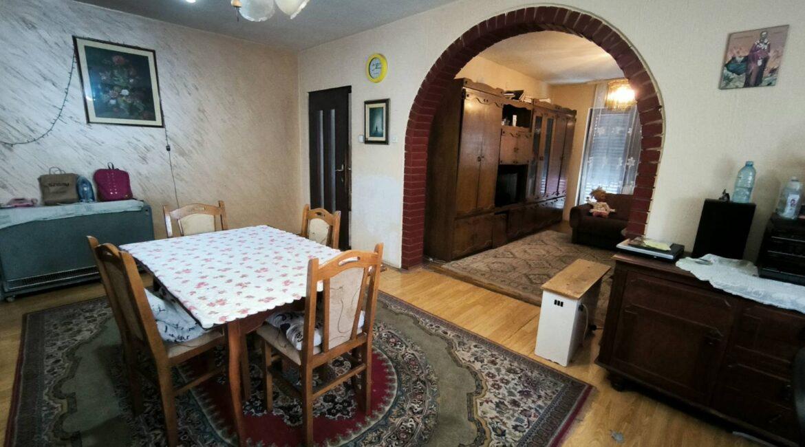Kuća površine od 240m2+stara kuća od 103m2+pomoćni objekti od 458m2 na parcelama od 82,56 ari u Bogatiću