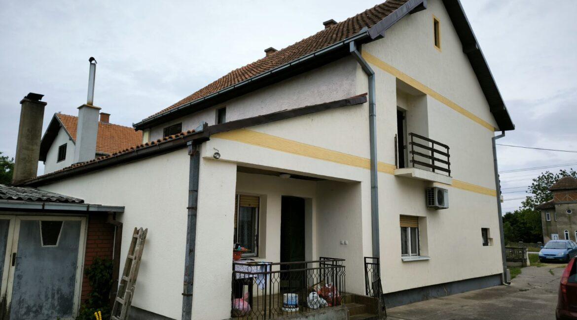 Kuća površine od 240m2+stara kuća od 103m2+pomoćni objekti od 458m2 na parcelama od 82,56 ari u Bogatiću